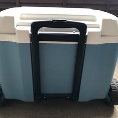 キャンプ用品イグルーのクーラーボックス　コロ車付きバーベキュー　アウトドアに…の画像