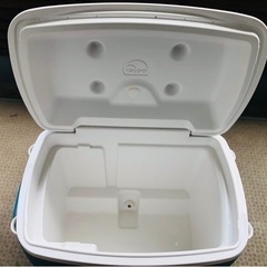 キャンプ用品イグルーのクーラーボックス　コロ車付きバーベキュー　アウトドアに…の画像