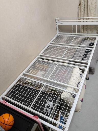 両面使用可マットレス付きシングルベッド
