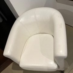 少し傷がありますが、可愛い形のソファです。