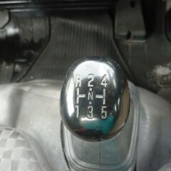 H18  いすゞエルフ1.9ｔ平ボディ　ＰＧ付　水色　3人乗り　スムーサー　集中ドアロック　ABS　エアバック　ルーフキャリア　室内灯　ＡSR　　バイザー　検付き1年　　16910　の画像