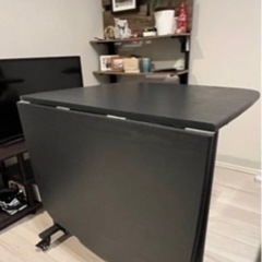 折りたたみ式のキッチンテーブル