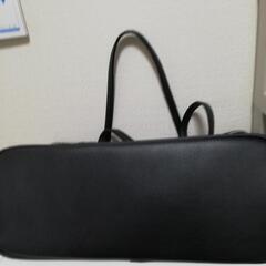 黒色ポケット付きトートバックの画像