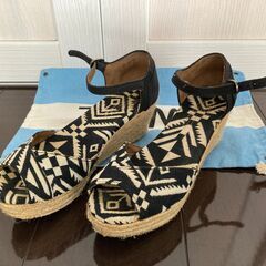👠TOMSシューズのトライバル柄風黒サンダル