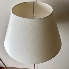 〈IKEA〉フロアライト電球付き 組み立て簡単 照明器具の画像