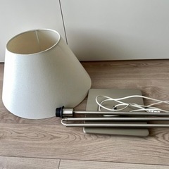〈IKEA〉フロアライト電球付き 組み立て簡単 照明器具の画像