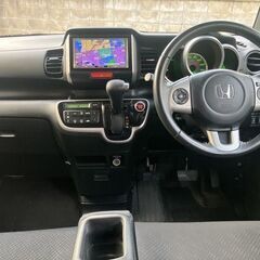 【車検2年付】【ホンダ N-BOX 660G ターボSSパッケージ】両側パワースライドドア HDDナビ フルセグTV ステアリングリモコン クルーズコントロール パドルシフト HID プッシュスタート スマートキー DVD CD 盗難防止装置 AUTOエアコン ETC 人気のパールホワイトの画像