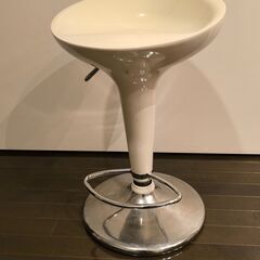7/7　17時～　食器棚2つとカウンターチェア2つ譲りますの画像