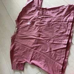 ピンクのティシャツ