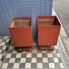 大きな鉢植え２個