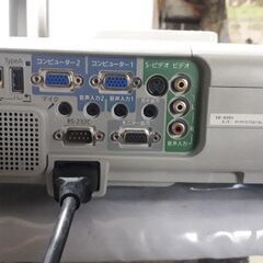 プロジェクターと80インチ自立スクリーンのセットの画像