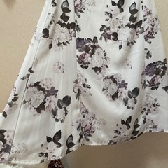 HUDSONハドソン　花柄ワンピース　膝丈ホワイトの画像