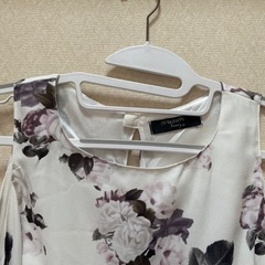 HUDSONハドソン　花柄ワンピース　膝丈ホワイトの画像