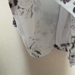 HUDSONハドソン　花柄ワンピース　膝丈ホワイトの画像