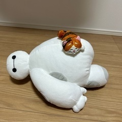 【タグ付き】モチが乗ったベイマックスぬいぐるみ