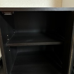 ガラス扉付き木製棚の画像