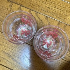 リボン柄のガラスのコップの画像