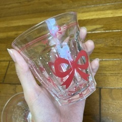 リボン柄のガラスのコップの画像