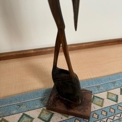 水牛の角でできた鶴の置物の画像