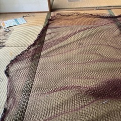 網の縁に鎖を付けている　先着順