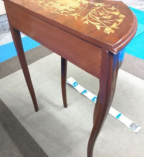 EA282)サイドテーブル アンティーク調 エジプト輸入品 幅：約61cm 高さ：約74cm 奥行：約36cm 中古品【取りに来られる
