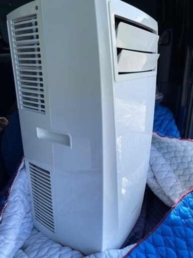 5枚目の写真に下まで写してます。アイリスオーヤマ　ポータブルエアコンクーラーです。