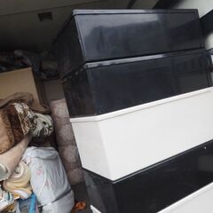 衣装ケース、５箱、白２、黒３、引取りの早い方の画像