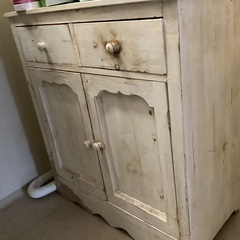 アンティークっぽい家具　チェストの画像