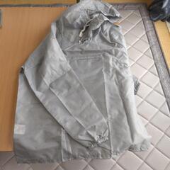 ［お値下げしました］〔代理投稿〕未使用品　服/フード付き薄手のヤッケ3枚組　グレーの画像