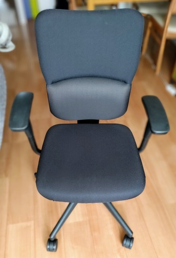 Steelcase チェア／高級デスクチェア／ハイバックチェア／オフィスチェア／肘掛け付・高さ調節可能