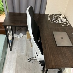 L字デスクと椅子　