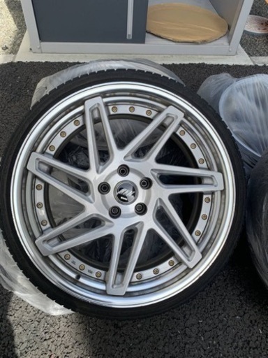 車のパーツ タイヤ、ホイール