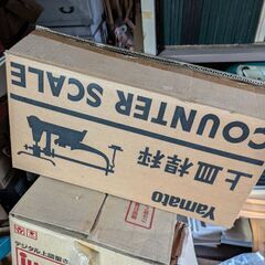 様々な量り、温度計、ビーカーが多数の画像