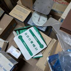 様々な量り、温度計、ビーカーが多数の画像