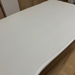 白いローテーブルの画像