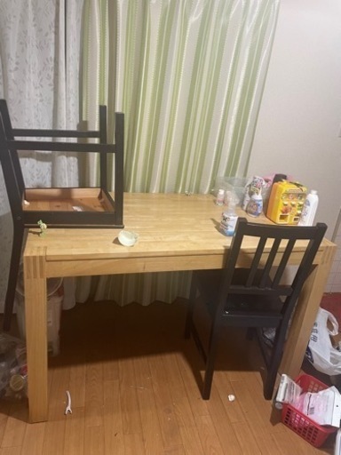 IKEAのダイニングテーブル　椅子セット