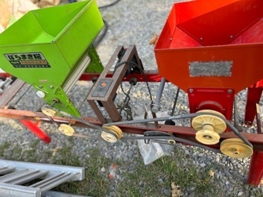 クボタのばらまき機とヤンマーの播種覆土機