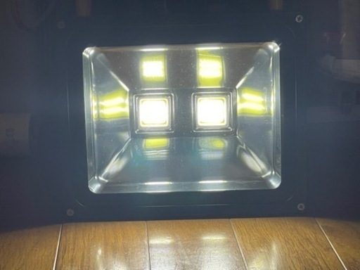LED投光器　充電式　\n明るいけど訳アリです！