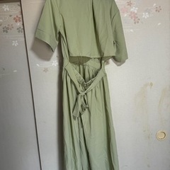 背中見せ服ワンピースの画像