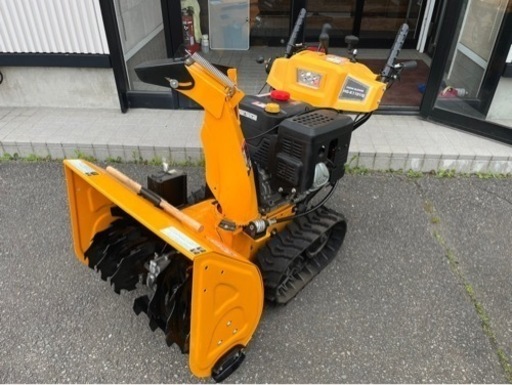 冬場に活躍！自走クローラー式除雪機