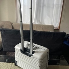 【お譲り先決まりました】ビジネスキャリーケース（白）　LEGEN...