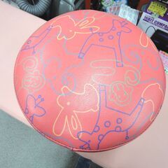 ② 現状品 キッズスツール アニマル柄 直径27cm 高さ24cm 合皮 レッド 丸イス オットマン 札幌 西岡店の画像