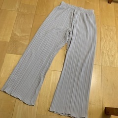 プリーツパンツ