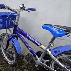 男の子用18インチ補助輪付き自転車の画像