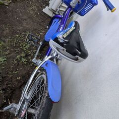 男の子用18インチ補助輪付き自転車の画像