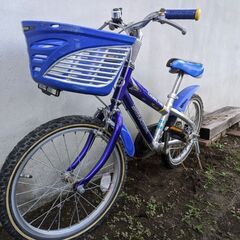 男の子用18インチ補助輪付き自転車の画像