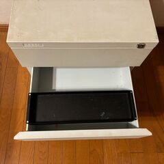 白キャビネット（３引出し）の画像