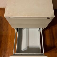 白キャビネット（３引出し）の画像