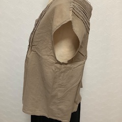 茶色ブラウスの画像