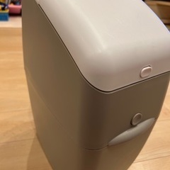 新品カセット付き　
オムツゴミ箱　アップリカ